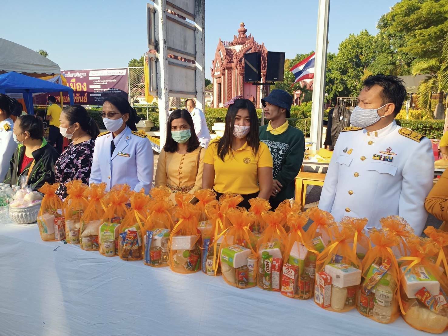 ﻿สำนักงานบังคับคดีกลุ่มจังหวัดที่ 7 (Sandbox) ร่วมกิจกรรมทำบุญตักบาตร เนื่องในวันคล้ายวันพระบรมราชสมภพ พระบาทสมเด็จพระบรมชนกาธิเบศร มหาภูมิพลอดุลยเดชมหาราช บรมนาถบพิตร 5 ธันวาคม 2563